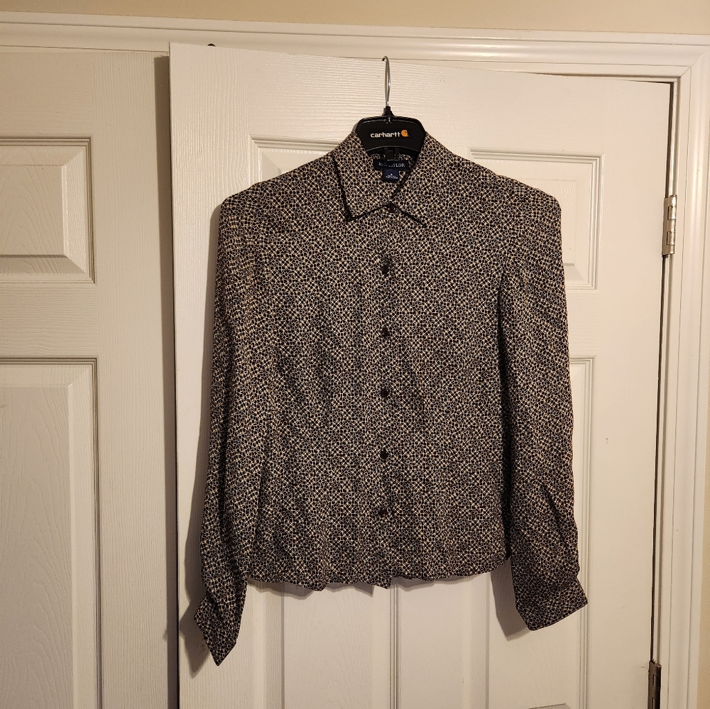 Ann Taylor women size 8 button down long sleeve blouse